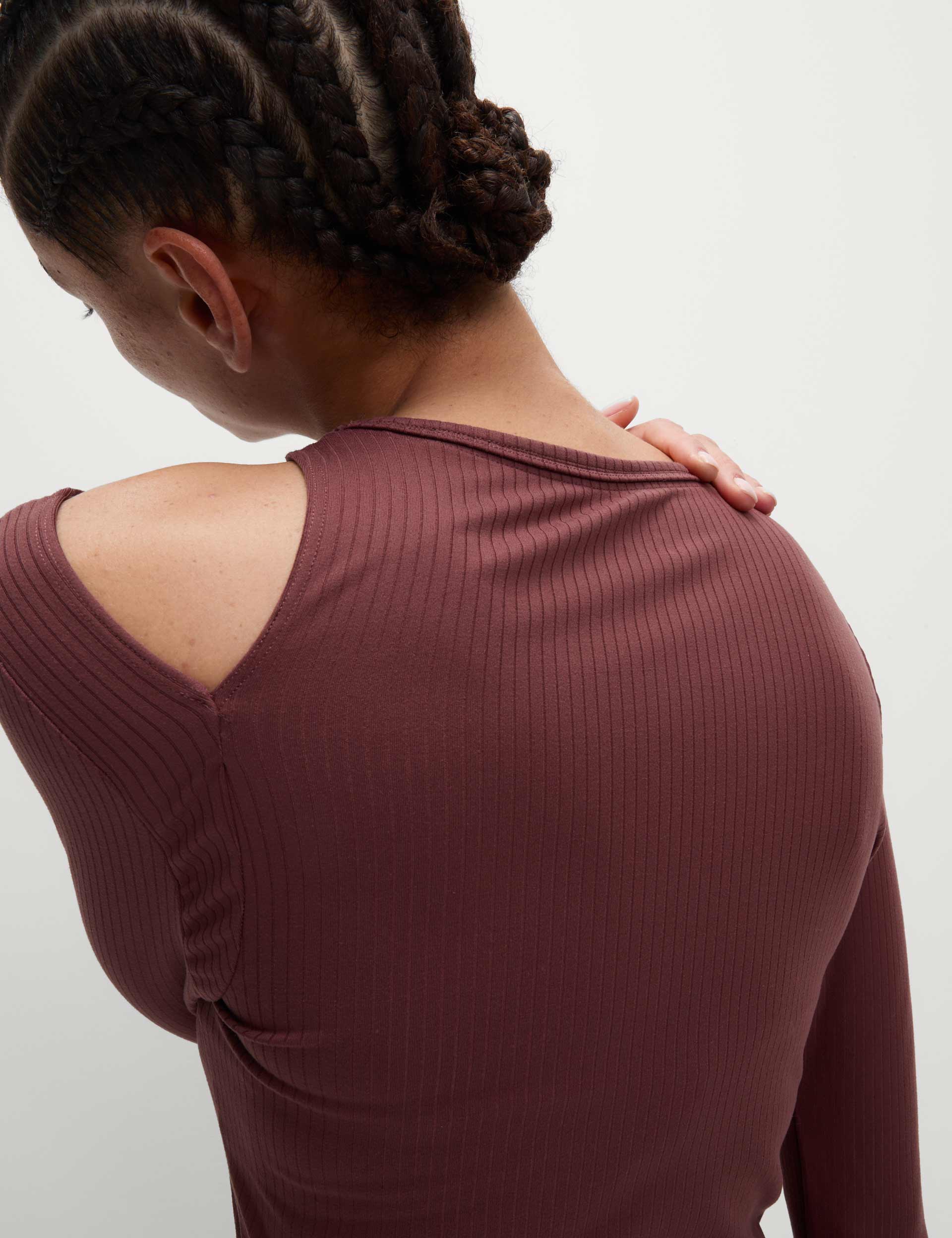 Rib Cold Shoulder Fitted Yoga Top - Dark Taupe - Image 3