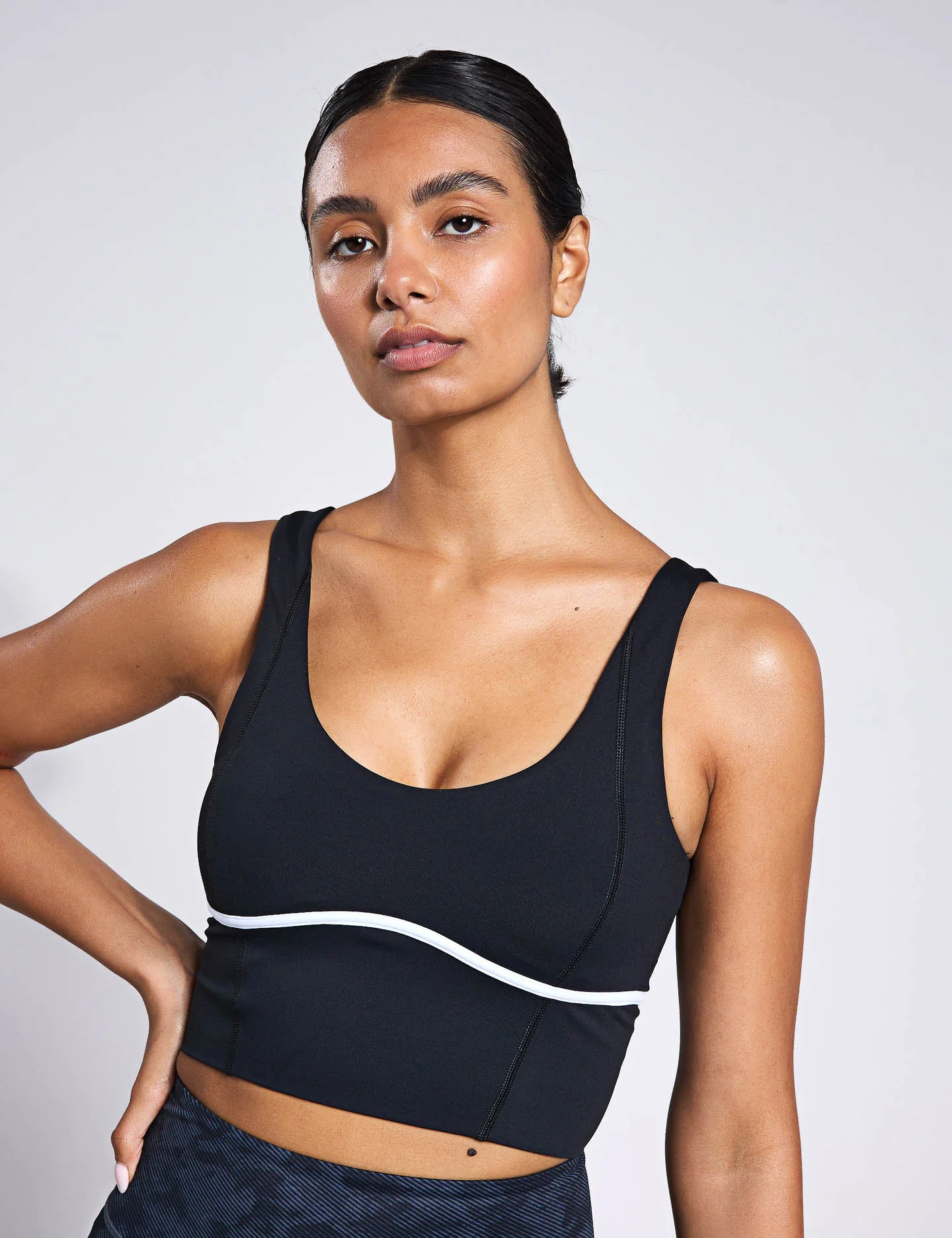 Ava - Tarmac Black/White